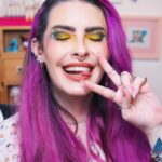 Karen Bachini Instagram - Oi clã! Acabei de postar um vídeo novo no canal, testando makes novas 💛 Corre lá para assistir!