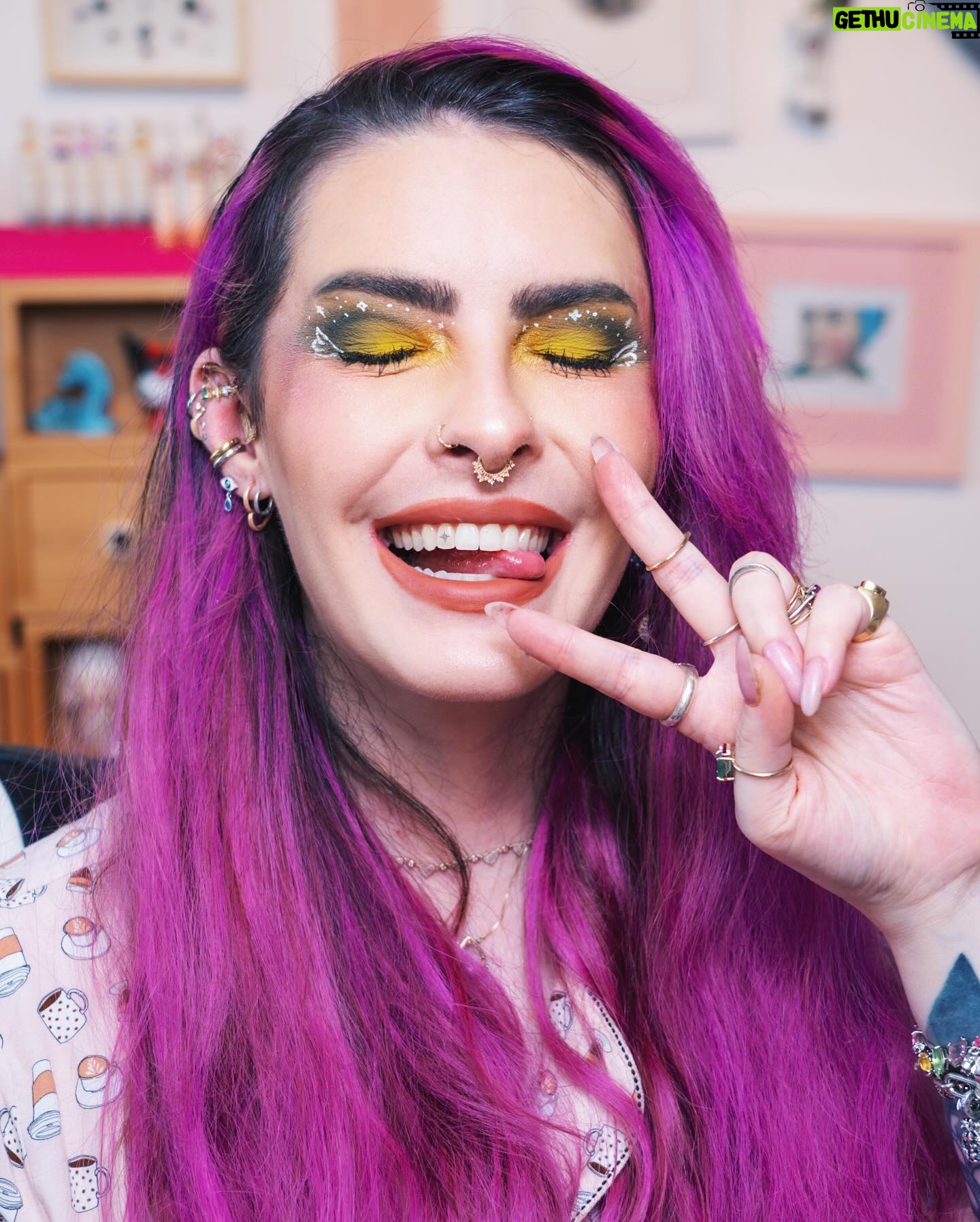 Karen Bachini Instagram - Oi clã! Acabei de postar um vídeo novo no canal, testando makes novas 💛 Corre lá para assistir!