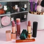 Karen Bachini Instagram - A categoria de hoje é: batons nudes com fundo rosado 🩷 Não esquece de me contar aqui nos comentários qual é o seu favorito!