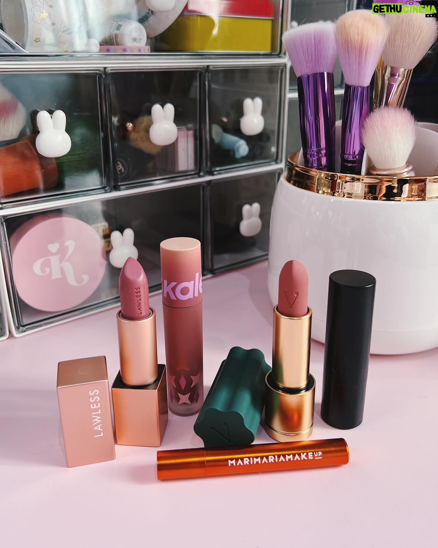 Karen Bachini Instagram - A categoria de hoje é: batons nudes com fundo rosado 🩷 Não esquece de me contar aqui nos comentários qual é o seu favorito!