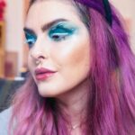 Karen Bachini Instagram - Karen Shark passando no seu feed para mostrar seu tubarão… ou será que é um golfinho? 🐬 kkkkkkk Clã, o tutorial dessa maquiagem já está no canal! Corre para assistir e depois me conta o que achou 🩵