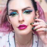 Karen Bachini Instagram - Tem make nova no canal, clã! 💚 Usei os produtos mais brilhosos do mundoooo nesse tutorial ✨Gostaram do resultado?