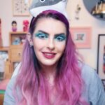 Karen Bachini Instagram - Karen Shark passando no seu feed para mostrar seu tubarão… ou será que é um golfinho? 🐬 kkkkkkk Clã, o tutorial dessa maquiagem já está no canal! Corre para assistir e depois me conta o que achou 🩵