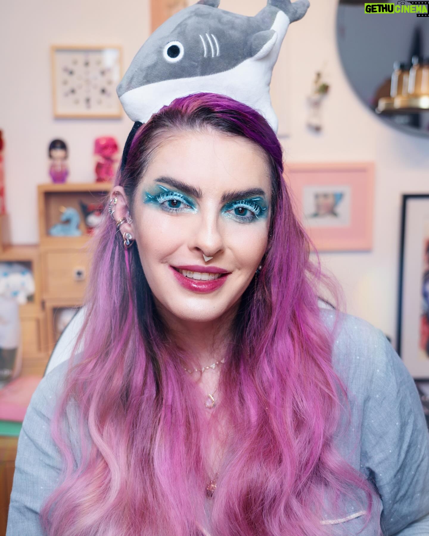 Karen Bachini Instagram - Karen Shark passando no seu feed para mostrar seu tubarão… ou será que é um golfinho? 🐬 kkkkkkk Clã, o tutorial dessa maquiagem já está no canal! Corre para assistir e depois me conta o que achou 🩵
