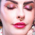 Karen Bachini Instagram - Ás vezes tudo o que você precisa, é de uma boa sombra duochrome 🤣✨ Essa é da @kaima_cosmetics, na cor Lilith! Tem tutorial completo no canal 🎀