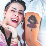 Karen Bachini Instagram - Registros de um dia muito especial 💖 O flash day de Dia das Mulheres no @sampatattoo foi um sucesso! Fiquei muito feliz em poder passar o dia tatuando artes fofas em vocês 🫶 Todos que tatuaram ganharam presentes da @karenbachinibeauty, @panta.neoskin, @japipantacosmetica e adesivos fofos - que eu mesma fiz kkk 😝 As meninas do @sampatattoo também arrasaram nos flashes, aproveitem para acompanhar o perfil do Sampa para conhecer o trabalho de todas elas, vocês vão se apaixonar 🥰 Obrigadaaaa por todo o apoio sempre, clã! Espero poder conhecer em breve mais pessoas incríveis da internet nos próximos eventos do Sampa 💕 Beijo!
