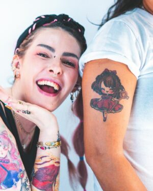 Karen Bachini Instagram - Registros de um dia muito especial 💖 O flash day de Dia das Mulheres no @sampatattoo foi um sucesso! Fiquei muito feliz em poder passar o dia tatuando artes fofas em vocês 🫶

Todos que tatuaram ganharam presentes da @karenbachinibeauty, @panta.neoskin, @japipantacosmetica e adesivos fofos - que eu mesma fiz kkk 😝

As meninas do @sampatattoo também arrasaram nos flashes, aproveitem para acompanhar o perfil do Sampa para conhecer o trabalho de todas elas, vocês vão se apaixonar 🥰

Obrigadaaaa por todo o apoio sempre, clã! Espero poder conhecer em breve mais pessoas incríveis da internet nos próximos eventos do Sampa 💕 Beijo!