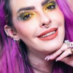 Karen Bachini Instagram - Oi clã! Acabei de postar um vídeo novo no canal, testando makes novas 💛 Corre lá para assistir!