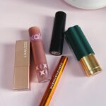 Karen Bachini Instagram - A categoria de hoje é: batons nudes com fundo rosado 🩷 Não esquece de me contar aqui nos comentários qual é o seu favorito!