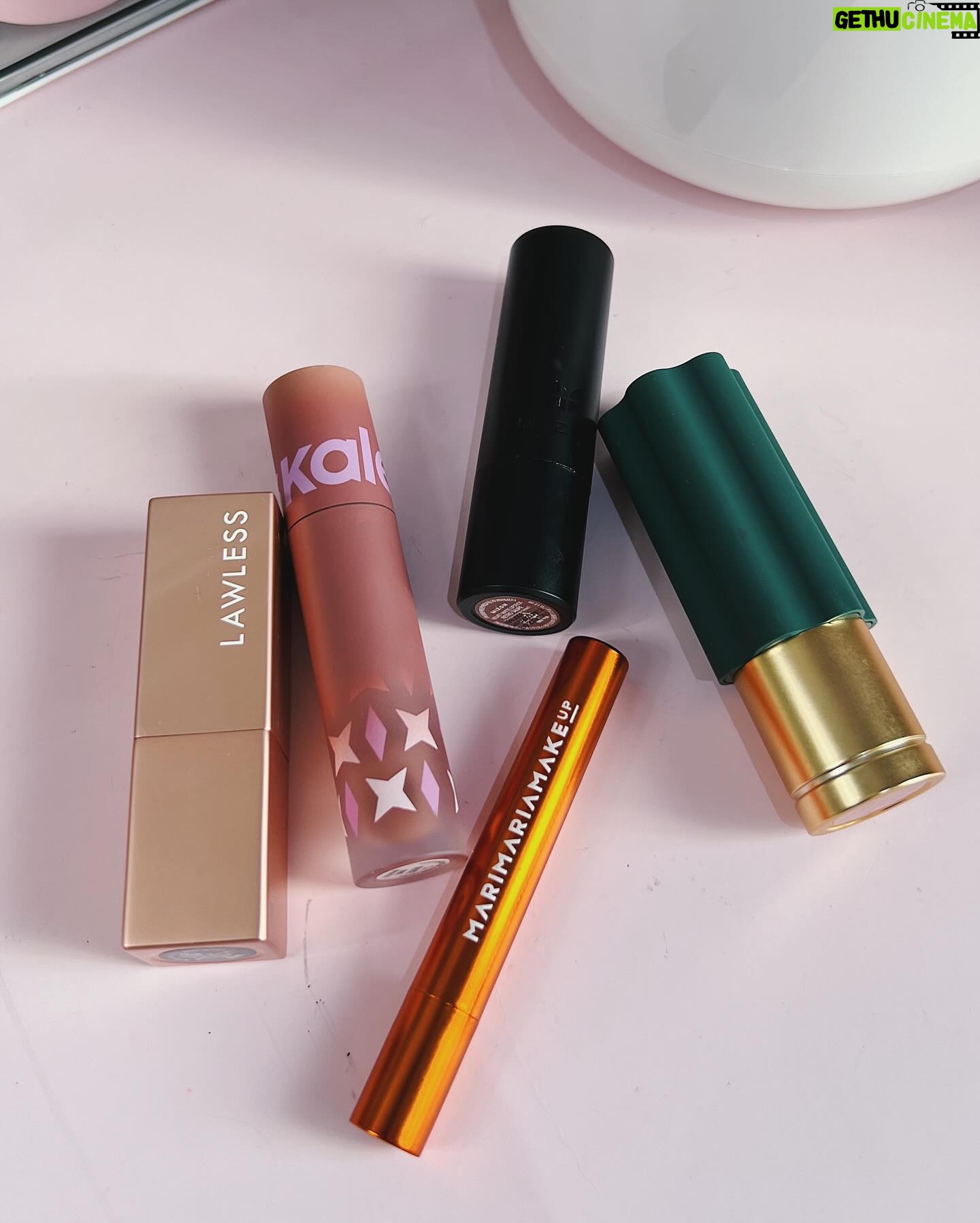 Karen Bachini Instagram - A categoria de hoje é: batons nudes com fundo rosado 🩷 Não esquece de me contar aqui nos comentários qual é o seu favorito!
