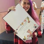 Karen Bachini Instagram - Mais um certificado para a conta @nataliabeauty @nataliabeauty.university 💖💖💖 Dessa vez fiz o curso de técnica avançada do Flow Brows! Ameeeeei a experiência e agora posso continuar fazendo belíssimas sobrancelhas por aí! 🤣🫶🫶