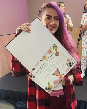 Karen Bachini Instagram - Mais um certificado para a conta @nataliabeauty @nataliabeauty.university 💖💖💖 Dessa vez fiz o curso de técnica avançada do Flow Brows! Ameeeeei a experiência e agora posso continuar fazendo belíssimas sobrancelhas por aí! 🤣🫶🫶