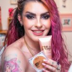 Karen Bachini Instagram - Agora ficou mais fácil ficar com carinha de que acabei de ir à praia, com os novos produtos da @vizzelaoficial! São eles: ☀️Be Bronzer Compacto - tem um acabamento acetinado lindo, que deixa um brilho bronzeado bem natural na pele! Disponível em 4 tons, na foto estou usando o tom 01. ☀️Be Bronzer Iluminador Corporal - entrega uma textura hidratante e leve, fácil de espalhar e com partículas de brilhos dourados que se adaptam em todos os tons pele. Incrível, né?! 😍 Aproveitem meu cupom “KARENBACHINI15”, para ganhar 15% off no site da marca. #BeBronzer #Vizzelaoficial