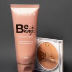 Karen Bachini Instagram - Agora ficou mais fácil ficar com carinha de que acabei de ir à praia, com os novos produtos da @vizzelaoficial! São eles: ☀️Be Bronzer Compacto - tem um acabamento acetinado lindo, que deixa um brilho bronzeado bem natural na pele! Disponível em 4 tons, na foto estou usando o tom 01. ☀️Be Bronzer Iluminador Corporal - entrega uma textura hidratante e leve, fácil de espalhar e com partículas de brilhos dourados que se adaptam em todos os tons pele. Incrível, né?! 😍 Aproveitem meu cupom “KARENBACHINI15”, para ganhar 15% off no site da marca. #BeBronzer #Vizzelaoficial