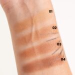 Karen Bachini Instagram - Agora ficou mais fácil ficar com carinha de que acabei de ir à praia, com os novos produtos da @vizzelaoficial! São eles: ☀️Be Bronzer Compacto - tem um acabamento acetinado lindo, que deixa um brilho bronzeado bem natural na pele! Disponível em 4 tons, na foto estou usando o tom 01. ☀️Be Bronzer Iluminador Corporal - entrega uma textura hidratante e leve, fácil de espalhar e com partículas de brilhos dourados que se adaptam em todos os tons pele. Incrível, né?! 😍 Aproveitem meu cupom “KARENBACHINI15”, para ganhar 15% off no site da marca. #BeBronzer #Vizzelaoficial