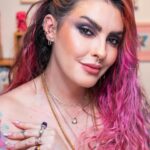 Karen Bachini Instagram - Agora ficou mais fácil ficar com carinha de que acabei de ir à praia, com os novos produtos da @vizzelaoficial! São eles: ☀️Be Bronzer Compacto - tem um acabamento acetinado lindo, que deixa um brilho bronzeado bem natural na pele! Disponível em 4 tons, na foto estou usando o tom 01. ☀️Be Bronzer Iluminador Corporal - entrega uma textura hidratante e leve, fácil de espalhar e com partículas de brilhos dourados que se adaptam em todos os tons pele. Incrível, né?! 😍 Aproveitem meu cupom “KARENBACHINI15”, para ganhar 15% off no site da marca. #BeBronzer #Vizzelaoficial