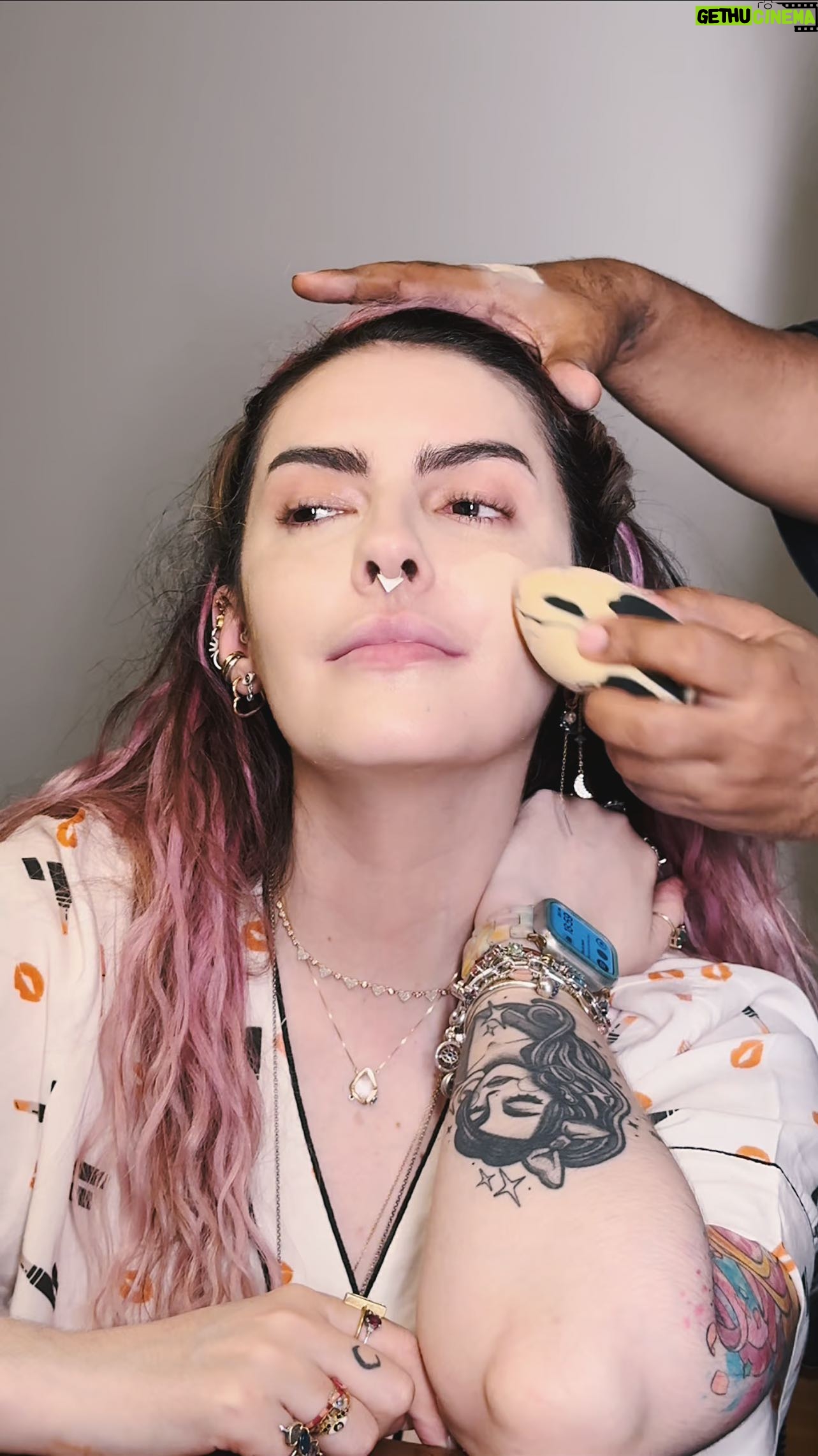 Karen Bachini Instagram - Aplicação da minha base, pelo @aledesouza1970 🩷 Fala sério clã, ela tá perfeita! Não vejo a hora de vocês também testarem 🫶 Acompanhem o perfil da marca @karenbachinibeauty para futuros spoilers 👀