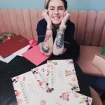 Karen Bachini Instagram – Sim, estou viciada em fazer os cursos da @nataliabeauty.university, como você adivinhou?! UAHSUAHUSAH

Eu sou muito fã da @nataliabeauty, e estou me sentindo muito realizada por ter completado cursos tão incríveis com ela – e ainda vem mais aí, viu?! 

Fiquem de olho no @sampatattoo, pois agora nós oficialmente realizamos procedimentos de beleza por lá, onde estou aplicando todas as técnicas novas que estou aprendendo nos cursos 😍