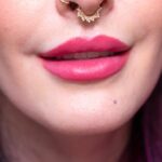 Karen Bachini Instagram - Essa promo no site da minha marca @karenbachinibeauty tá incrível! Comprando 2 batons, você ganha 1 tattoo gloss - mas corre, que é só até dia 14/04 💋💄🩷