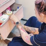 Karen Bachini Instagram - Deixando minha bancada no @sampatattoo um pouco mais Karen Bachini 😂🩷 Lembrando que minha agenda está aberta clã, é só dar uma olhada no meu destaque de artes disponíveis e vir tatuar comigo 🥰