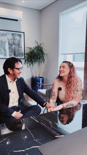 Karen Bachini Instagram - Oi clã! Semana passada tive minha consulta de 3 meses do pós da minha cirurgia de Lipedema com o @drfabiokamamoto! Sei que vocês também estavam curiosos para ver o resultado, que foi enorme - perdi 10cm de coxa e 7cm de panturrilha 😱

Além da mudança estética, o principal para mim foi na qualidade de vida! Finalmente já posso andar sem sentir dor e perder o equilíbrio 🙌 

Obrigada equipe @lipedemabrasil, @drfabiokamamoto, @dr.renanamerico e @dr.gustavoclivatti 🩷