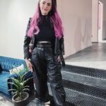 Karen Bachini Instagram - Look do dia bem gotiquinha e com o cabelo retocado 💅🖤 - blusinha @urbanoutfitters - jaqueta @allsaints - calça @animalebrasil - cinto @johnjohn - sandália @vicenza_