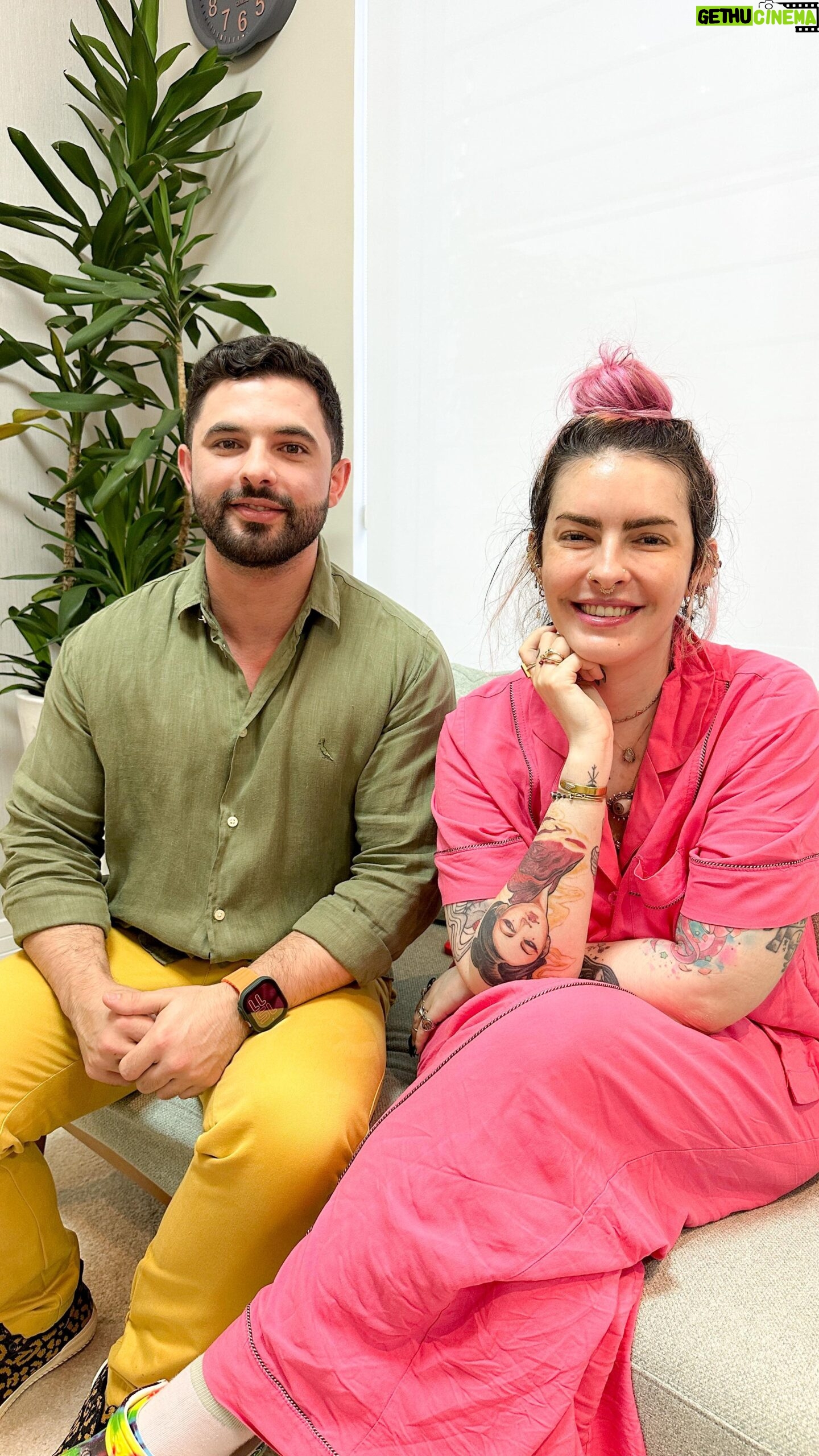 Karen Bachini Instagram - O lipedema é uma doença crônica que causa o acúmulo de gordura nas pernas e nos braços. Além dos sintomas como sensibilidade e dor, o lipedema altera a textura da pele deixando com aspecto de maior flacidez. Por isso, alguns tratamento complementares são indicados. O @drdavidmognato me indicou o Morpheus que é uma tecnologia de radiofrequência microagulhada. Eu já senti que minha pele melhorou muito depois da primeira sessão. Depois volto aqui para mostrar o resultado pra vocês.