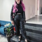 Karen Bachini Instagram - Look do dia bem gotiquinha e com o cabelo retocado 💅🖤 - blusinha @urbanoutfitters - jaqueta @allsaints - calça @animalebrasil - cinto @johnjohn - sandália @vicenza_