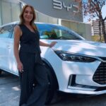 Karen Doggenweiler Instagram - La mañana se llena de nuevas energías con @karendtv y BYD TANG. Cuando tienes un día ocupado, lleno de actividades y traslados, es importante contar con un vehículo que te acompañe a todas. Cómodo para el día a día, espacioso para los paseos en familia 👨‍👩‍👧‍👧 y elegante para cualquier evento🎩, todo eso nos asegura que BYD TANG será el compañero perfecto para ti, Karen 🥰 ¡Nos causa mucho gusto contar contigo en la familia BYD! #BYDAuto #BuildYourDreams #Electromovilidad