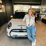 Karen Doggenweiler Instagram - Feliz de sumarme al futuro de la familia @mini.chile quienes me facilitaron por un tiempo su nuevo #MiniCooperSE #Electric, auto 100% eléctrico en este giro del mundo tuerca por la electromovilidad y motorizaciones sustentables ✨ Además que es muy lindo por dentro y por fuera! Muy contenta de ser parte en este nuevo sendero de @mini.chile 🩵 cc: @urbangrupocl