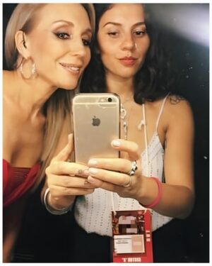 Karen Doggenweiler Instagram - Feliz cumpleaños mi querida @linachiuminatto 🎈 
Que cada año traiga las más lindas noticias siempre para ti amiga linda… Los trabajos más entretenidos, harta salud y mucho mucho amor 🧡 
Gracias por compartir conmigo cada día, cada desafío y cada momento de mi vida, con todo tu talento único y tu cariño. Lo mejor del mundo junto a mis queridos Andrú y Guille! Te adoro siempre amiga linda y vamos por mas 🫶🏻 #FelizCumpleaños