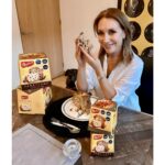 Karen Doggenweiler Instagram - La tradición de tu mesa para esta Navidad junto a los #Panettone de masa madre de @bauducco.cl ❤️💫 #SentimientoDeFamilia #Bauducoo #ad