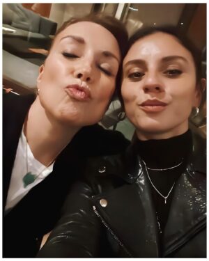 Karen Doggenweiler Instagram - Feliz cumpleaños mi querida @linachiuminatto 🎈 
Que cada año traiga las más lindas noticias siempre para ti amiga linda… Los trabajos más entretenidos, harta salud y mucho mucho amor 🧡 
Gracias por compartir conmigo cada día, cada desafío y cada momento de mi vida, con todo tu talento único y tu cariño. Lo mejor del mundo junto a mis queridos Andrú y Guille! Te adoro siempre amiga linda y vamos por mas 🫶🏻 #FelizCumpleaños