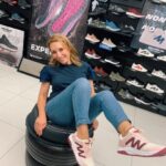 Karen Doggenweiler Instagram - Ayer fui a conocer las increíbles zapatillas #MichelinFootwear @ufw.chile que me encantaron!! Sus suelas cuentan con una combinación de compuestos de caucho especialmente diseñados y un diseño técnico único de la banda de rodadura inspirado en los famosos neumáticos Michelin 🛞 De verdad todos los modelos me fascinaron!! Los invito a seguir su red social oficial en Chile en @ufw.chile 👈🏻💛 cc: @luchoallendes