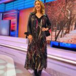 Karen Doggenweiler Instagram - Gracias por la gran sintonía del día de hoy 🩵 En la foto con mis queridos @jaimeleyton_meteo y @danielsilva_tv ✨ cc: @muchogustomatinal - Look de hoy: 👗 @mariacherchile