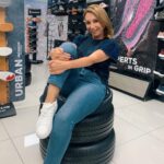 Karen Doggenweiler Instagram - Ayer fui a conocer las increíbles zapatillas #MichelinFootwear @ufw.chile que me encantaron!! Sus suelas cuentan con una combinación de compuestos de caucho especialmente diseñados y un diseño técnico único de la banda de rodadura inspirado en los famosos neumáticos Michelin 🛞 De verdad todos los modelos me fascinaron!! Los invito a seguir su red social oficial en Chile en @ufw.chile 👈🏻💛 cc: @luchoallendes