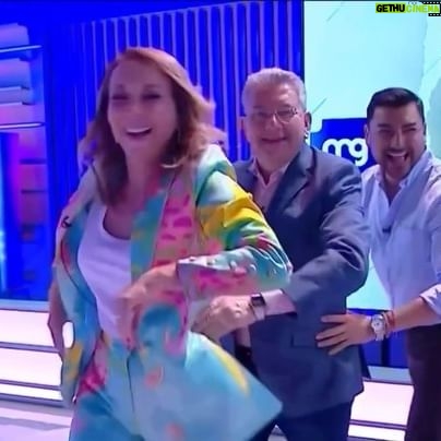 Karen Doggenweiler Instagram - Ya es viernes!!! ⚡️Al aire en @muchogustomatinal 🎶 cc: @jananeme @jaimeleyton_meteo @caniulefandres @mega.tv