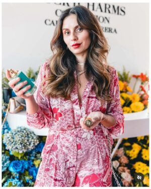 Karen Doggenweiler Instagram - Feliz cumpleaños mi querida @linachiuminatto 🎈 
Que cada año traiga las más lindas noticias siempre para ti amiga linda… Los trabajos más entretenidos, harta salud y mucho mucho amor 🧡 
Gracias por compartir conmigo cada día, cada desafío y cada momento de mi vida, con todo tu talento único y tu cariño. Lo mejor del mundo junto a mis queridos Andrú y Guille! Te adoro siempre amiga linda y vamos por mas 🫶🏻 #FelizCumpleaños