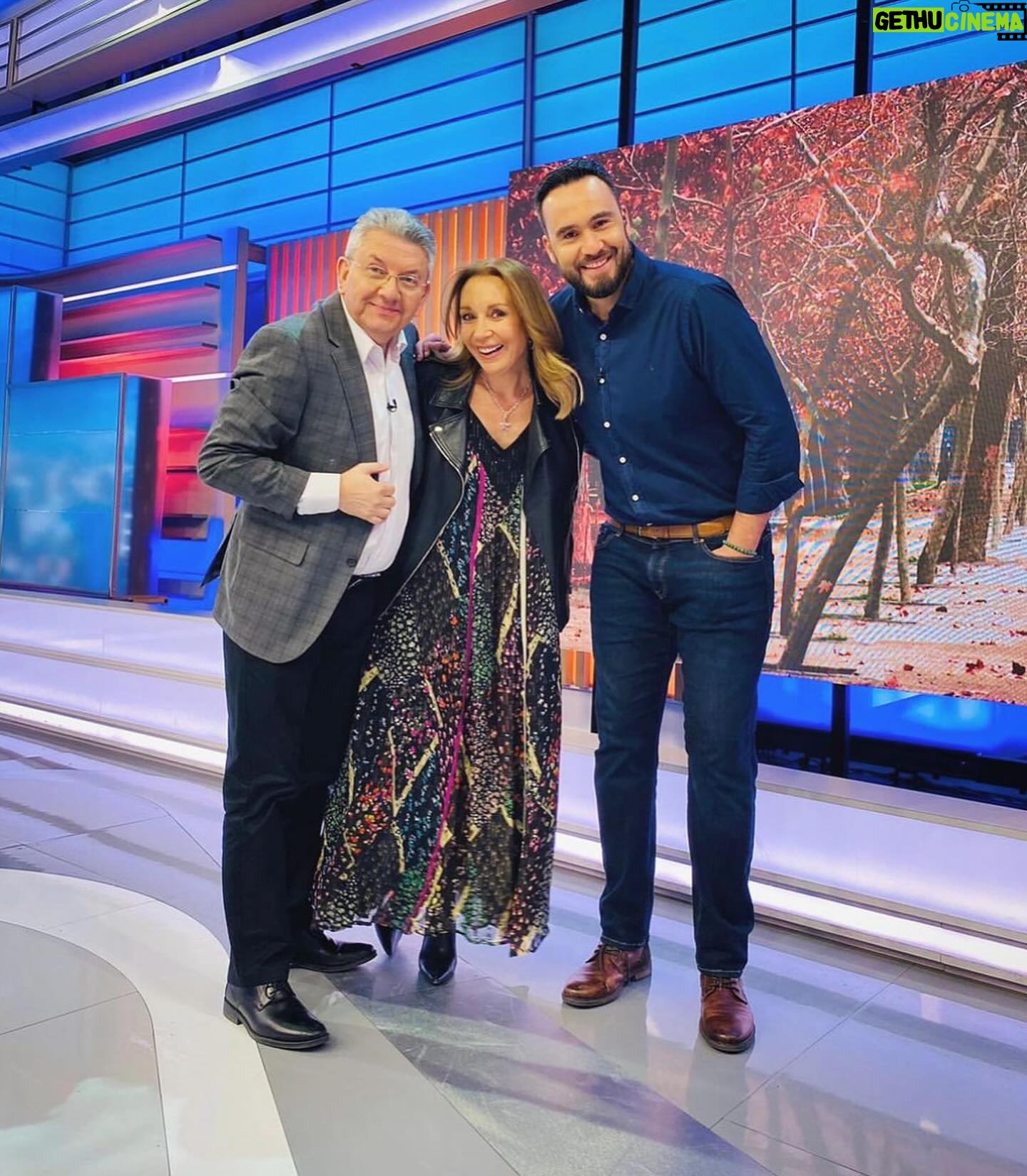 Karen Doggenweiler Instagram - 1 año en mi querido @mega.tv 🩵 Gracias por tanto cariño!!