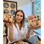 Karen Doggenweiler Instagram - La tradición de tu mesa para esta Navidad junto a los #Panettone de masa madre de @bauducco.cl ❤️💫 #SentimientoDeFamilia #Bauducoo #ad
