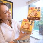Karen Doggenweiler Instagram - En estas celebraciones de fin de año, en mi casa por tradición no puede faltar los exquisitos #Panettone de #Bauducco ::: Hecho de masa madre con frutas confitadas o de chocolate de verdad 😍 Conozcan más de los productos de esta empresa familiar en sus redes sociales @bauducco.cl 👈🏻 #SentimientoDeFamilia #ad