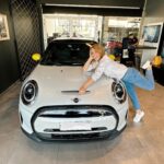 Karen Doggenweiler Instagram - Feliz de sumarme al futuro de la familia @mini.chile quienes me facilitaron por un tiempo su nuevo #MiniCooperSE #Electric, auto 100% eléctrico en este giro del mundo tuerca por la electromovilidad y motorizaciones sustentables ✨ Además que es muy lindo por dentro y por fuera! Muy contenta de ser parte en este nuevo sendero de @mini.chile 🩵 cc: @urbangrupocl