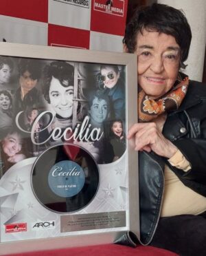 Karen Doggenweiler Instagram - Cuánto talento y entrega querida @cecilia_laincomparable! Nos dejas tristes, pero rodeados de tus canciones y de tu estilo único. Gracias por todo tu inmenso cariño con nuestra familia. Un abrazo gigante a quienes compartieron contigo esta vida. Serás siempre incomparable 💜🙌🏻🎶