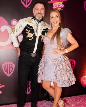 Karen Doggenweiler Instagram - Gracias @wbpictureschile por las fotos 🩷 #BarbieTheMovie #AvantPremiere
-
Styling: @maxgallegos2015 
Vestido: @rubencamposheijboer de la colección @rubencamposcollection 
Joyas: @erikalexander01 
Peinado: @johnperez_hair 
Maquillaje: @linachiuminatto