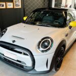 Karen Doggenweiler Instagram - Feliz de sumarme al futuro de la familia @mini.chile quienes me facilitaron por un tiempo su nuevo #MiniCooperSE #Electric, auto 100% eléctrico en este giro del mundo tuerca por la electromovilidad y motorizaciones sustentables ✨ Además que es muy lindo por dentro y por fuera! Muy contenta de ser parte en este nuevo sendero de @mini.chile 🩵 cc: @urbangrupocl