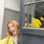 Karen Doggenweiler Instagram - También tuve mis flores amarillas 🌼😅 cc: @jaimeleyton_meteo 💛 🎶 Ella sabía que él sabía que algún día pasaría que vendría a buscarla con sus flores amarillas. No te apures, no detengas el instante del encuentro está dicho que es un hecho no la pierdas, no hay derecho 🎶 @mega.tv @muchogustomatinal