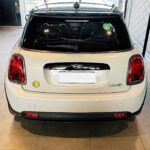 Karen Doggenweiler Instagram - Feliz de sumarme al futuro de la familia @mini.chile quienes me facilitaron por un tiempo su nuevo #MiniCooperSE #Electric, auto 100% eléctrico en este giro del mundo tuerca por la electromovilidad y motorizaciones sustentables ✨ Además que es muy lindo por dentro y por fuera! Muy contenta de ser parte en este nuevo sendero de @mini.chile 🩵 cc: @urbangrupocl