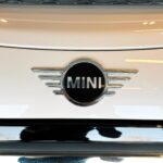 Karen Doggenweiler Instagram - Feliz de sumarme al futuro de la familia @mini.chile quienes me facilitaron por un tiempo su nuevo #MiniCooperSE #Electric, auto 100% eléctrico en este giro del mundo tuerca por la electromovilidad y motorizaciones sustentables ✨ Además que es muy lindo por dentro y por fuera! Muy contenta de ser parte en este nuevo sendero de @mini.chile 🩵 cc: @urbangrupocl