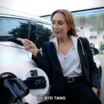 Karen Doggenweiler Instagram - ¿Sabías que cargando los autos eléctrico BYD ahorras en combustible y tienes una autonomía por varios kms? No puedo estar más feliz de ser parte de la familia @bydautochile ⚡️🚘 #publicidad #byd