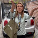 Karen Doggenweiler Instagram - Ya llegando a mi casa en el #MiniElectric de @mini.chile para empezar este fin de semana con lluvia anunciada 🌧️ Les mando a todos un gran abrazo y a tomar los resguardos ante el temporal que se aproxima 🩵